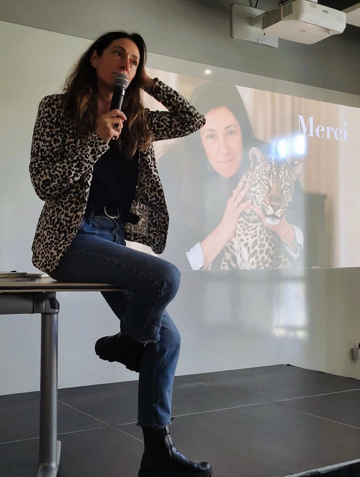 Nathalie Dupuy assise au micro en formation