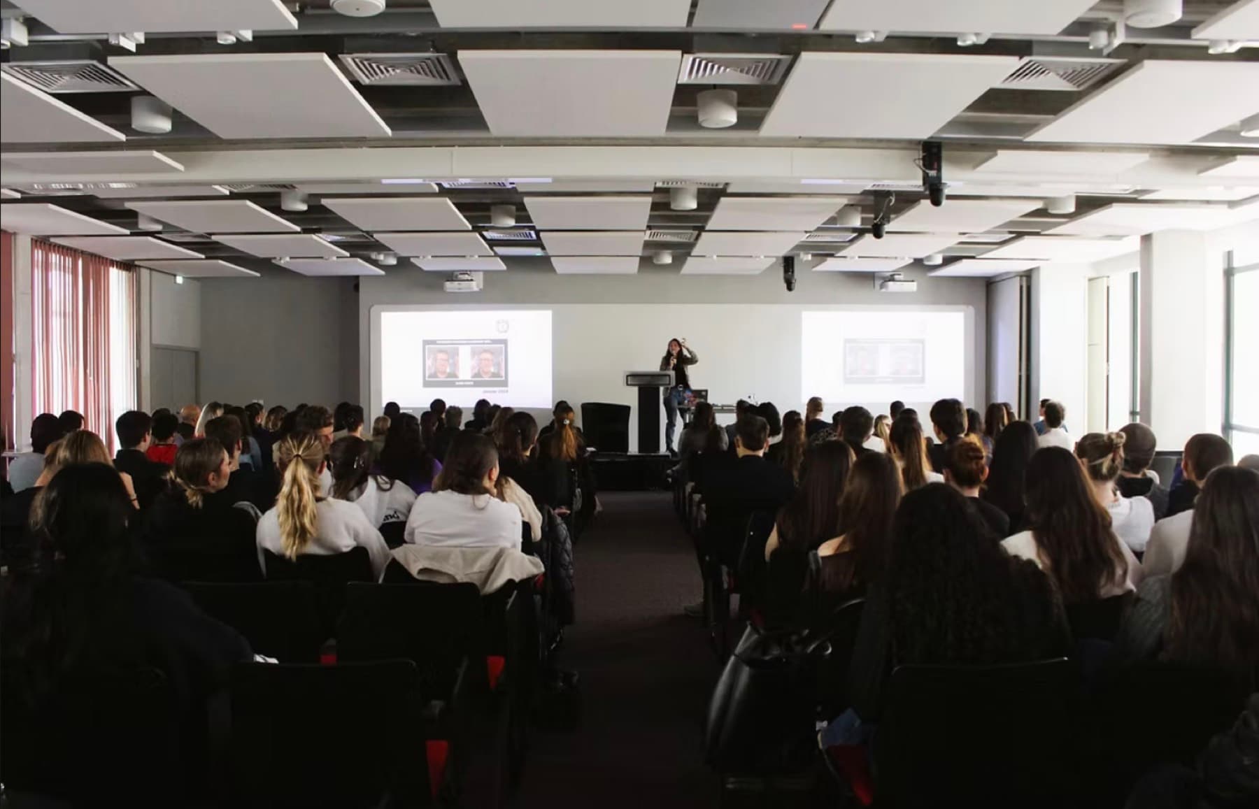 Nathalie Dupuy en conférence, vue de la salle